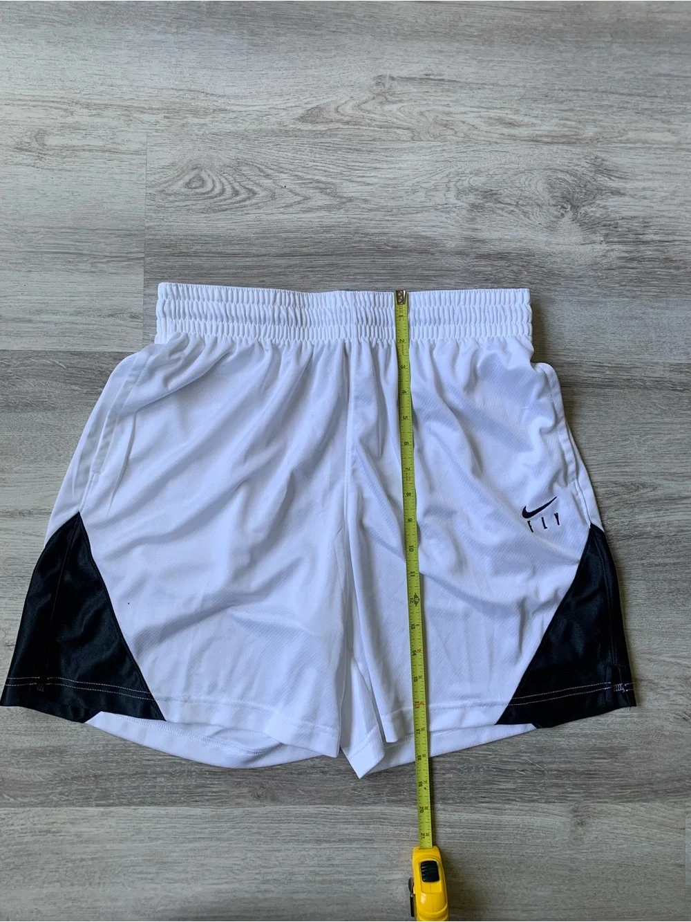 NWT Nike Dri-FIT Isofly Women's Basketball Shorts white/black size medium